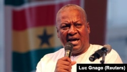 John Dramani Mahama prononce un discours alors qu'il participe à un meeting de victoire pour remercier les partisans du NDC (National Democratic Congress), le parti du défunt président John Atta Mills, à Accra le 10 décembre 2012. REUTERS/Luc Gnago (GHANA - Tags : POLITIQUE)