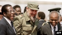 Fidel Castro aux côtés du président zimbabwéen Robert Mugabe lors d’une visite à Harare, pour le 8e sommet non aligné au Zimbabwe, 31 août 1986.