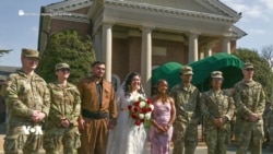 Leşkereke Amerîkî ligel Kurdekî Hevjînîyê Dike