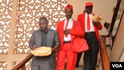 Members of the Opposition walk to the Parliament Accountants office to return $8000 given to them to consult on the Age Limit Bill to amend the constitution, Oct. 25, 2017. (Halima Athumani for VOA)