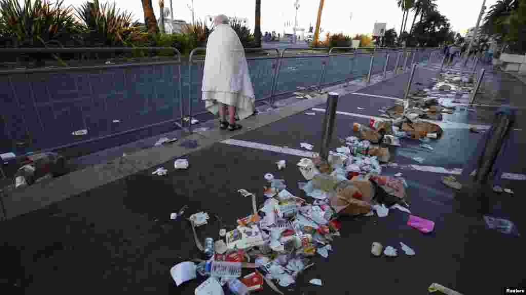 El viernes amaneció con el pavimento aún ensangrentado, carritos de niños aplastados, comida y otros restos aún por el suelo del paseo marítimo de la costa del Mediterráneo.