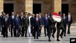 Çankaya Köşkü'ndeki toplantı öncesi Başbakan Binali yıldırım ve YAŞ üyeleri Anıtkabir'i ziyaret etti