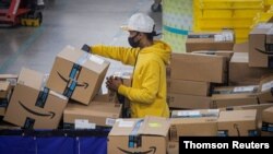Un empleado de Amazon labora en el centro de distribución de Staten Island, Nueva York.