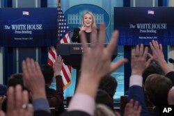 Sekretaris pers Gedung Putih Karoline Leavitt dalam pengarahan di Gedung Putih, Washington, D.C., Rabu, 5 Februari 2025. (Evan Vucci/AP)