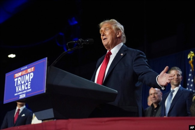 El candidato presidencial republicano, el expresidente Donald Trump, habla en una fiesta para ver la noche de las elecciones en el Centro de Convenciones de Palm Beach, el miércoles 6 de noviembre de 2024, en West Palm Beach, Florida. (Foto AP/Evan Vucci)