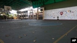 Una cancha de baloncesto vacía en la escuela cerrada de "Fe y Alegría" en el barrio Las Mayas de Caracas, Venezuela, el 12 de mayo de 2020. [Foto: AP]
