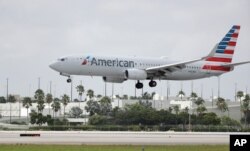 American Airlines Boeing 737-823 mendarat di Bandara Internasional Miami, Senin, 27 Juli 2020, di Miami. (Foto: AP)