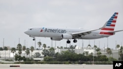 Un Boeing 737-823 de American Airlines aterriza en el Aeropuerto Internacional de Miami el 27 de julio de 2020.