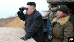 Pemimpin Korea Utara Kim Jong-un saat mengamati wilayah Korea Selatan dari pos militer di pulau kecil Jangjae, Korut (Foto: dok). Korut mengeluarkan peryataan terkait ancaman serangan ke daratan AS, beberapa jam setelah pidato Presiden Korsel dalam peringatan tiga tahun tenggelamnya kapal perang Korsel, Cheonan, Selasa (26/3).