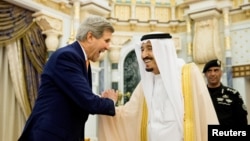 Ngoại trưởng Mỹ John Kerry và Quốc vương Salman của Ả Rập Xê Út tại Riyadh, ngày 7/5/2015.