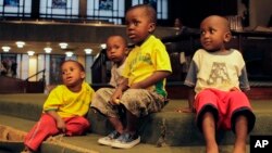 Hurumende yeSouth Africa yakarerutsa mutemo unobvumidza kupinda nekubuda kwevana munyika iyi mushure mekubvisa mamwe magwaro aidiwa.