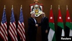 El secretario de Estado de EE.UU. Mike Pompeo (izquierda) estrecha la mano del Ministro de Relaciones Exteriores de Jordania, Ayman Safadi, en Ammán, Jordania, el lunes, 30 de abril, de 2018. 