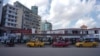 ARCHIVO - La gente alinea sus autos esperando electricidad para llenar sus tanques en una gasolinera en La Habana, Cuba, el 11 de agosto de 2022. REUTERS/Alexandre Meneghini.