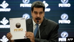 El presidente venezolano Nicolás Maduro habla en una conferencia de prensa sobre el lanzamiento del Petro como moneda digital, en Caracas, el 1 de octubre de 2018. Publicitó ampliamente lo que llamó la primera criptomoneda creada por un gobierno.