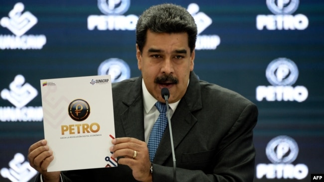 El presidente venezolano Nicolás Maduro habla en una conferencia de prensa sobre el lanzamiento del Petro como moneda digital, en Caracas, el 1 de octubre de 2018. Publicitó ampliamente lo que llamó la primera criptomoneda creada por un gobierno.