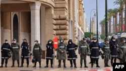 Pasukan keamanan memblokir jalan di depan gedung parlemen untuk menghentikan demonstrasi menentang normalisasi hubungan dengan Israel, di Ibukota Maroko Rabat pada 14 Desember 2020. (Foto: AFP)