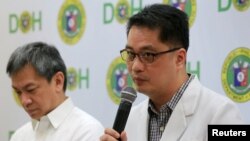 Deputi Menteri Kesehatan Filipina, Dr. Rolando Enrique Domingo (kanan), didampingi Direktur Rumah Sakit Umum Filipina, Dr. Gerardo Legaspi, menjawab pertanyaan seputar vaksin dengue dalam konferensi pers di kantor Kementerian Kesehatan di metro Manila, Filipina, 2 Februari 2018.