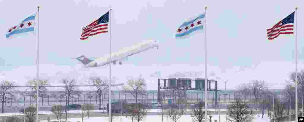 Un avion de JetBlue prend son envol sous la tempête de neige à l&#39;aéroport international O&#39;Hare à Chicago, en Illinois, États-Unis, 13 mars 2017.