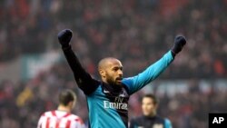 Thierry Henry d'Arsenal célèbre leur victoire 1-2 à la fin du match de Premier League contre Sunderland au Stadium of Light, Sunderland, en Angleterre, le samedi 11 février 2012. (AP Photo/Scott Heppell)