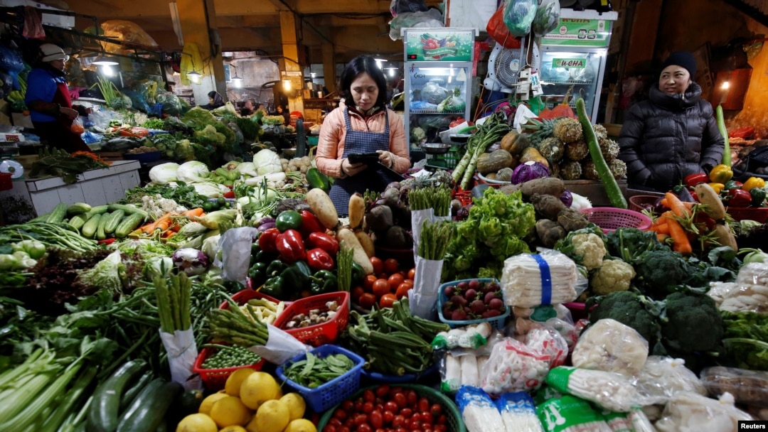 Pedagang sayuran di pasar di Hanoi, Vietnam, 31 Januari 2018