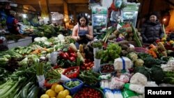 Pedagang sayuran di pasar di Hanoi, Vietnam, 31 Januari 2018