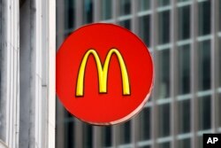 Logo McDonald's di Pittsburgh, 24 April 2017. Investigator federal menemukan anak-anak berusia 10 tahun yang bekerja secara ilegal, 2 Mei 2023. (Foto: AP)