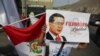 FILE: Seorang pengikut Presiden Peru Alberto Fujimori berdiri di luar penjara dengan memegang plakat, setelah pengadilan tinggi mengembalikan pengampunan Fujimori, di Lima, Peru, 29 November 2023. (REUTERS/Sebastian Castaneda)