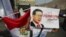 FILE: Seorang pengikut Presiden Peru Alberto Fujimori berdiri di luar penjara dengan memegang plakat, setelah pengadilan tinggi mengembalikan pengampunan Fujimori, di Lima, Peru, 29 November 2023. (REUTERS/Sebastian Castaneda)
