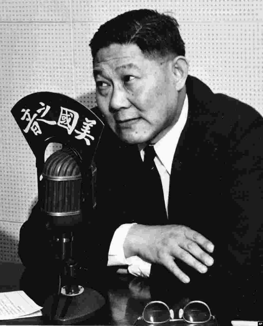 老照片回顾：美国之音中文广播70年