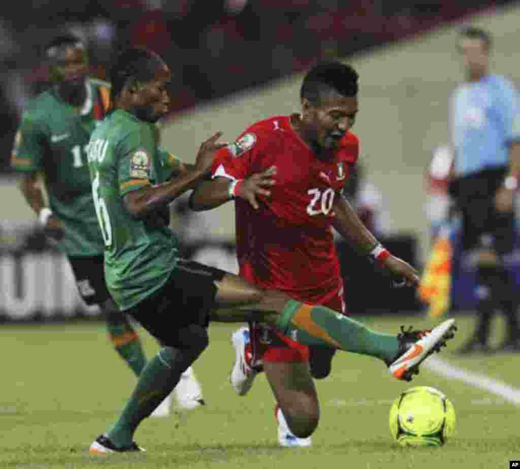 Bladimir Ekoedo (R) of Equatorial Guinea fights for the ball with Davies Nkausu  of Zambia during their African Nations Cup soccer match in Malabo January 29, 2012.