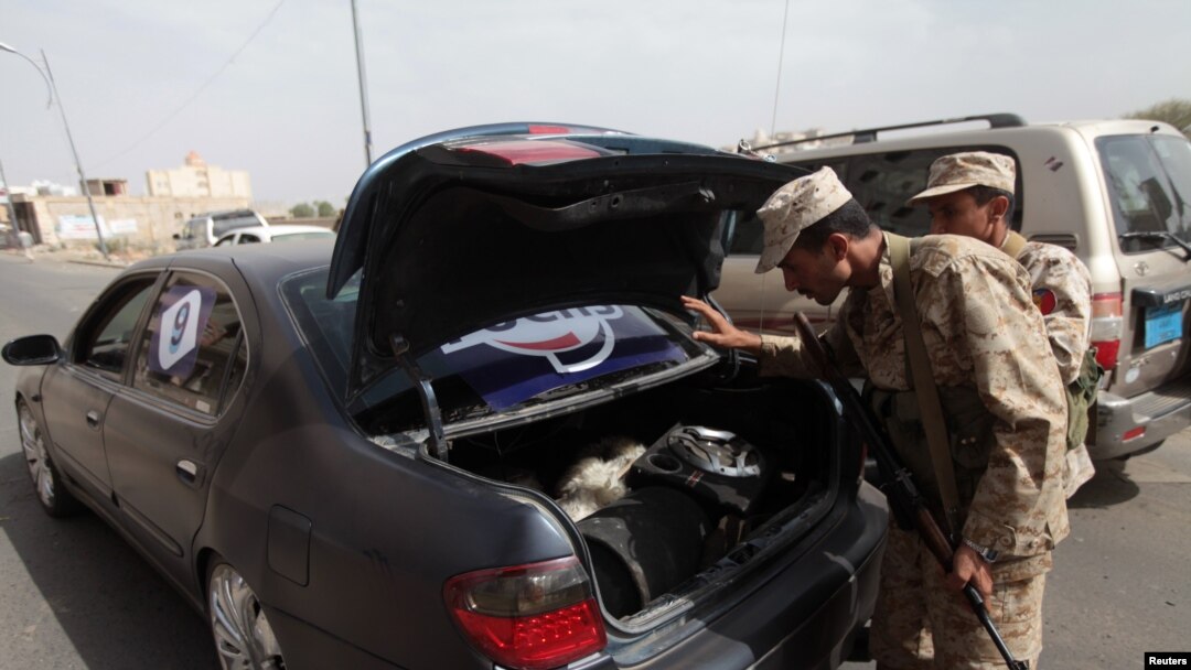 Tentara memeriksa sebuah mobil di pos pemeriksaan di Sanaa, Yaman 26 Juni 2014. (Foto: dok.)