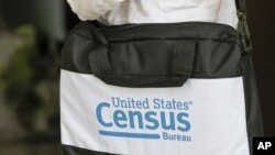 En esta imagen del martes 11 de agosto de 2020 se ve el maletín de un encuestador del censo federal en Winter Park, Florida. 