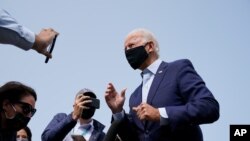 El candidato presidencial demócrata Joe Biden instantes antes de abordar un avión rumbo a Florida en el aeropuerto de New Castle, en Delaware, el martes 15 de septiembre de 2020. 