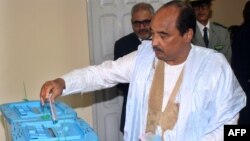 Le président mauritanien Mohamed Ould Abdel Aziz vote le 1er septembre 2018.