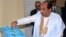 Le président mauritanien Mohamed Ould Abdel Aziz vote le 1er septembre 2018.