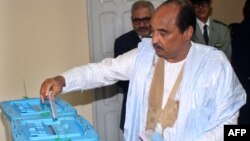 Le président mauritanien Mohamed Ould Abdel Aziz vote à Nouakchott, le 1er septembre 2018.