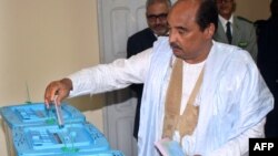 Le président mauritanien Mohamed Ould Abdel Aziz vote le 1er septembre 2018.