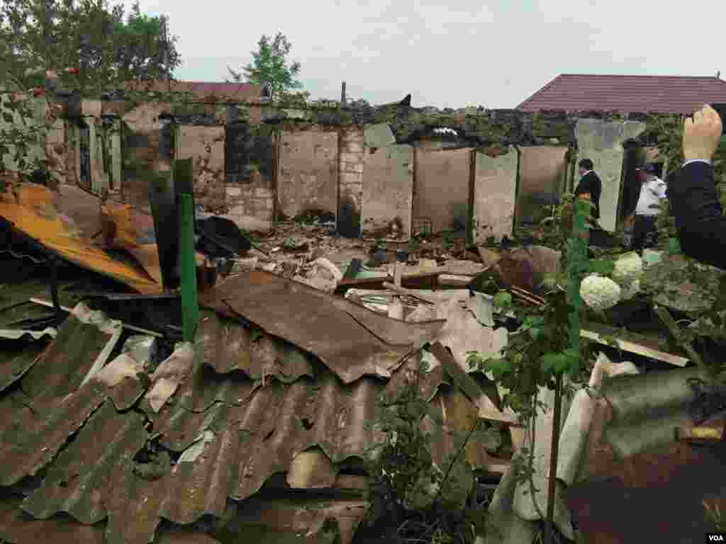 Artileriya atəşi ilə dağıdılmış ev