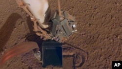 مریخ‌نورد ناسا «این‌سایت» در حال حفر سطح مریخ (عکس آرشیوی است)