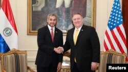 El secretario de Estado de Estados Unidos, Mike Pompeo, y el presidente de Paraguay, Mario Abdo Benítez, se reunieron en el palacio López en Asunción, Paraguay, el sábado.