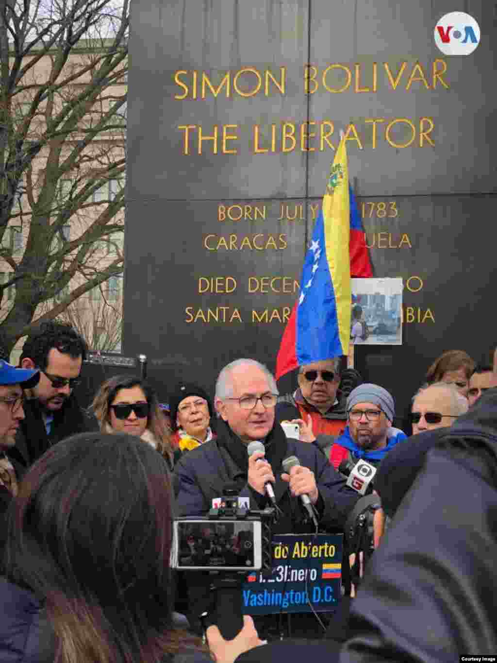 Antonio Ledezma, ex preso político habla frente al pueblo venezolano que salió a protestar el miércoles, en Washington D.C.&nbsp;