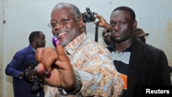 John Pombe Magufuli, candidat du parti au pouvoir, le Chama Cha Mapinduzi, montre son doigts marqué de l'encre indélébile après avoir voté dans son village de Chato district, dans la région de Geita, Tanzanie, 25 octobre 2015. REUTERS/Stringer