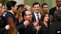 El patrocinador de la legislación Luis Alejo celebra la aprobación de la legislación que permitirá a más de dos millones de inmigrantes acceder a una licencia de conducir.