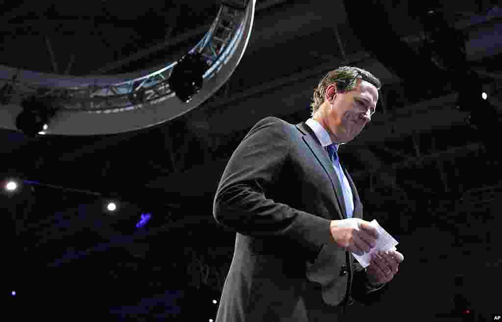 Republican presidential candidate Rick Santorum leaves the stage after speaking before the American Israel Public Affairs Committee (AIPAC), in Washington, March 6, 2012. (AP)