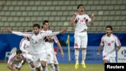 Des joueurs syriens celebrent leur victoire en demie finale face au Barhein a Koweit -City en 2012. REUTERS/Tariq AlAli 