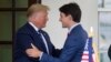 Presiden AS Donald Trump (kiri) menyambut Perdana Menteri Kanada Justin Trudeau di Gedung Putih, hari Kamis (20/6). 