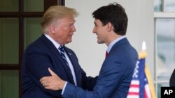 Presiden AS Donald Trump (kiri) menyambut Perdana Menteri Kanada Justin Trudeau di Gedung Putih, hari Kamis (20/6). 