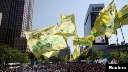 Miles de personas marchan en Seúl, Corea del Sur, en el Día Internacional del Trabajo el 1 de mayo de 2023.