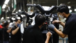 Sejumlah karyawan bekerja di lini produksi di pabrik motor listrik United E-Motor di Bogor, Jawa Barat, pada 25 Agustus 2022. (Foto: Reuters/Ajeng Dinar Ulfiana)