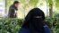 Mt phụ nữ mặc niqab tại một công viên ở Brussels, ngày 22/4/2010. 